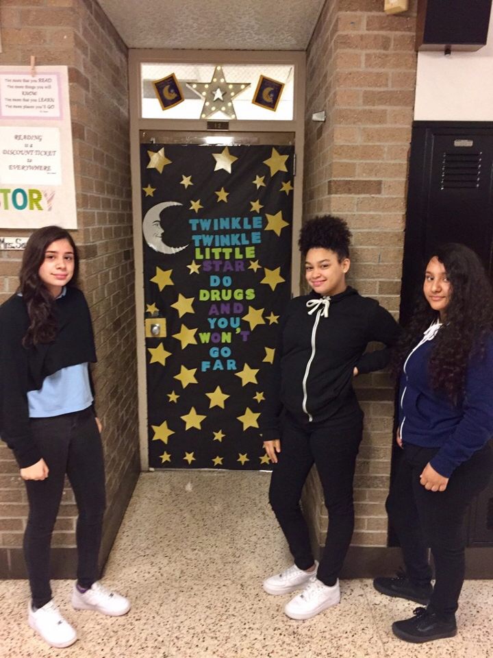 Students Create Door Decorations for Anti-Drug Campaign